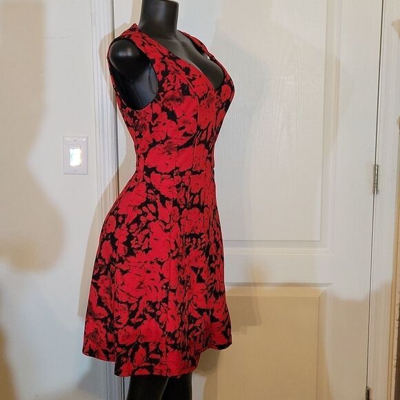 BRAND NEW COVINGTON RED&BLACK FLORAL PATTERN DESIGN V-NECKLINE DRESS - Picture 5 of 15
